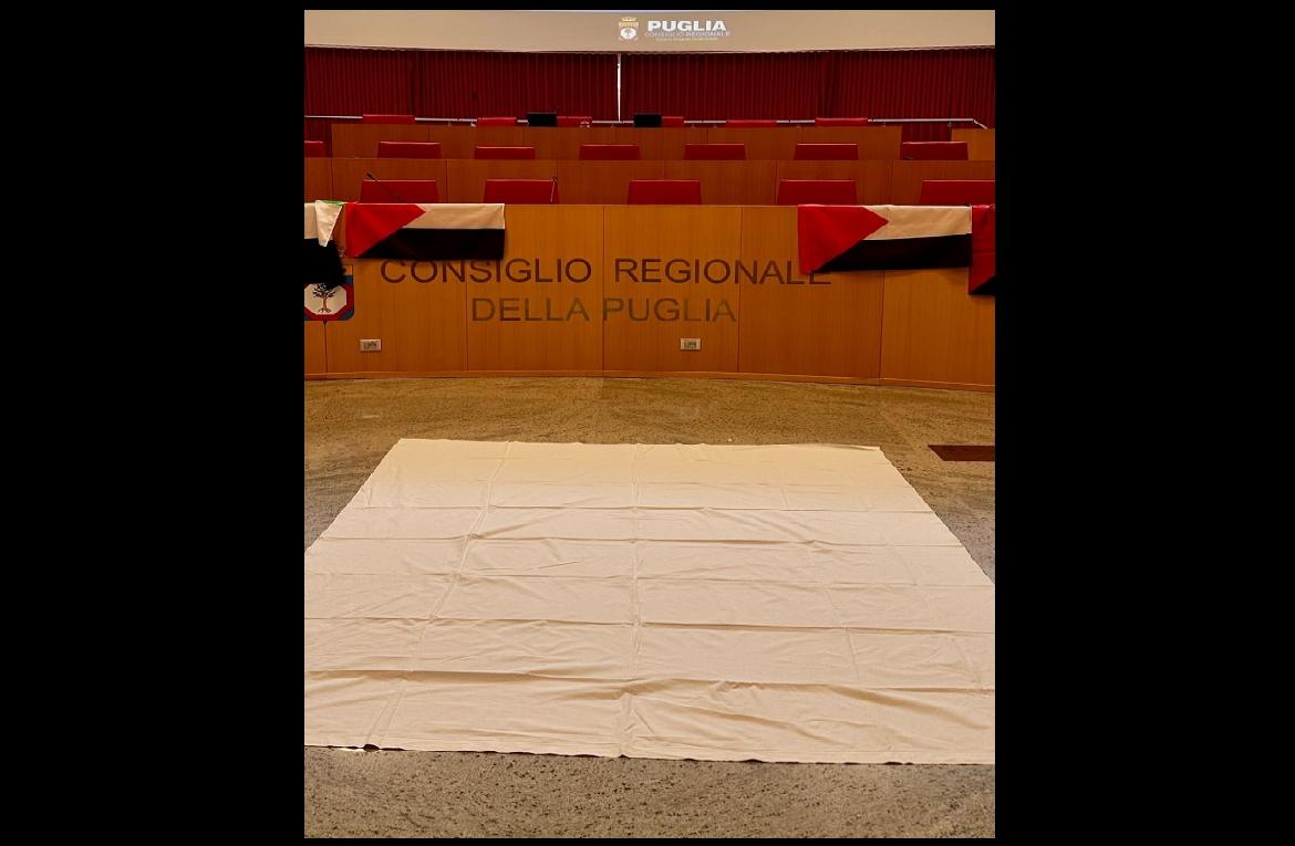 Bandiere palestinesi rovesciate nel flash mob davanti alla Regione Puglia. Mozione pro Palestina in Consiglio