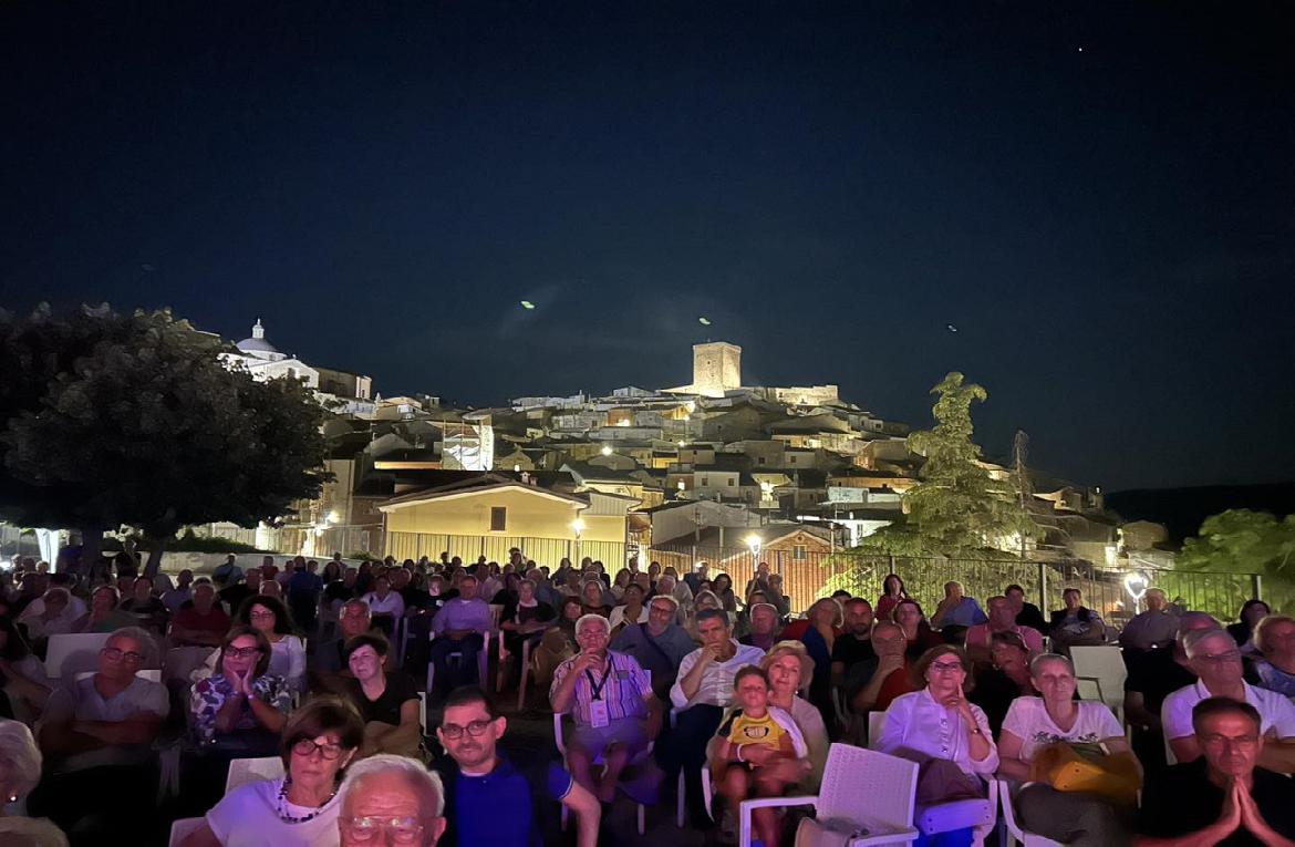 Sere d’incanto a Deliceto in centinaia all’ombra del Castello per i primi eventi d’estate