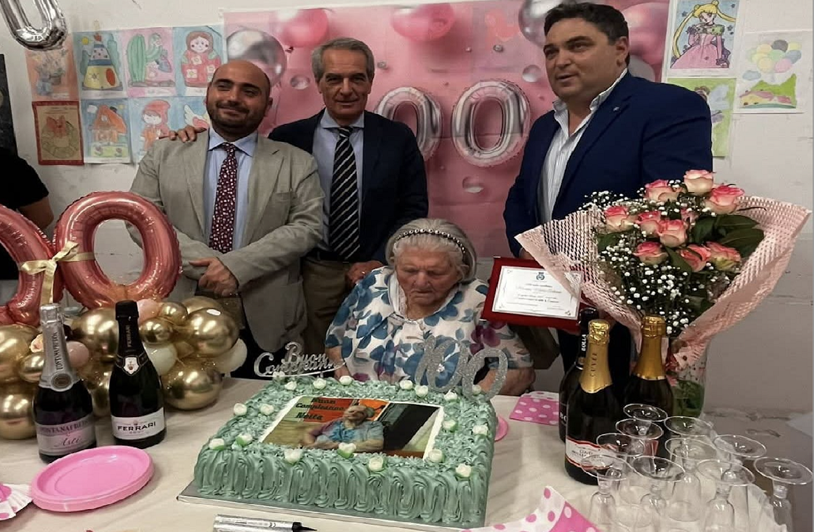 I 100 anni di Maria Antonia, mamma e nonna di 11 figli, 29 nipoti e 25 pronipoti